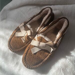UGG Women’s Dakota Flora Perf Shimmer Moccasins Size 8